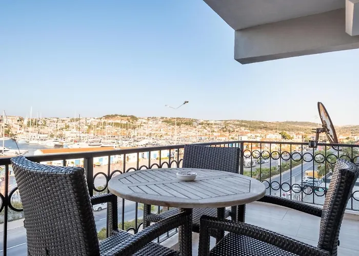 Flat W Sea View Balcony 3 Min To Marina Appartement